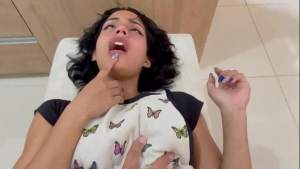 Aprovecho que no hay nadie en mi casa para follarme duro a mi pequeña hermanastra en la cocina y venirme en su coño.