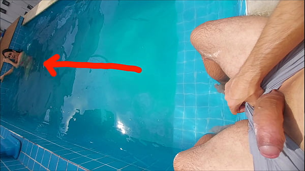 Estava com minha meia-irmã na piscina, ela ficou surpresa com meu pau duro e ereto