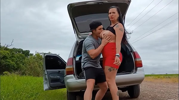 Quem disse que Escort não vira Motel, coroa gostosona e sarado curtindo a foda ao ar livre