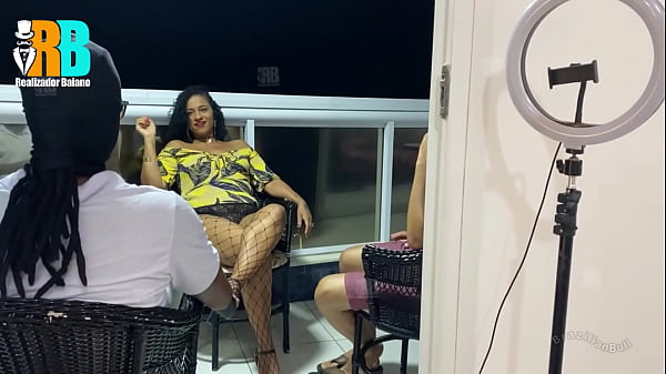 Brazilian Bull threesome amateur in front the husband. Casada fodendo com dois, menage amador com dois homens e uma mulher putinha fodendo com amigos