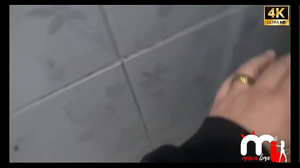 Casada escapa para o banheiro com lavador de carro enquanto corno espera. (Completo no Red)