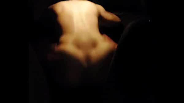 com tesao a mil gostosa fode no carro estacionado enquanto os pedestres passam