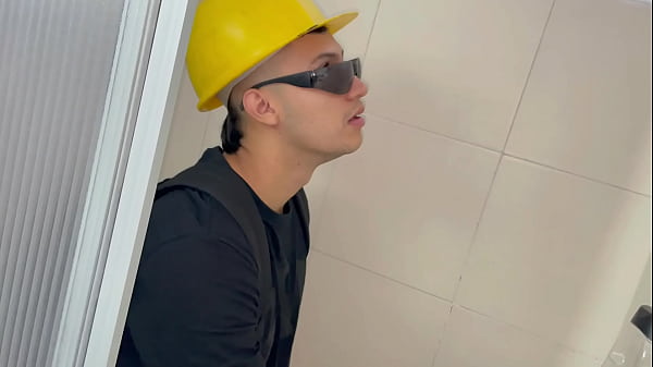 Engaño a mi hermanastra y me hago pasar por su novio para terminar follandola muy rico y hacerla correr a chorros.