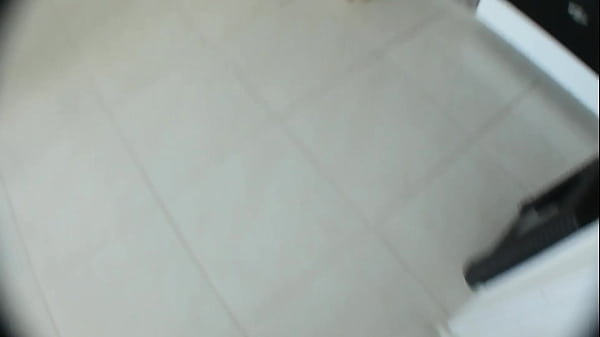 Es follada en el baño por una gran polla y sus nalgas llenas de semen HISTORIA COMPLETA