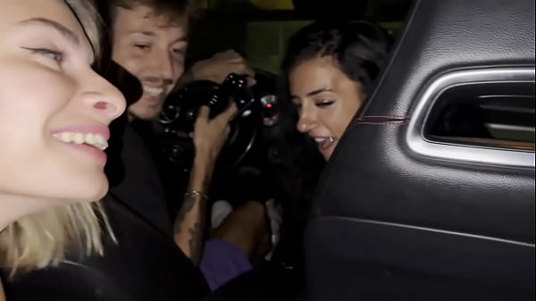 Mentre stavamo tornando a casa dal cinema in. macchina con amici, ho iniziato a succhiare il cazzo al ragazzo seduto dietro con me