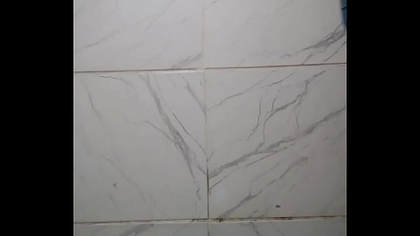 Meu amigo colocou um câmera no banheiro do bar, para Grava eu mijando.