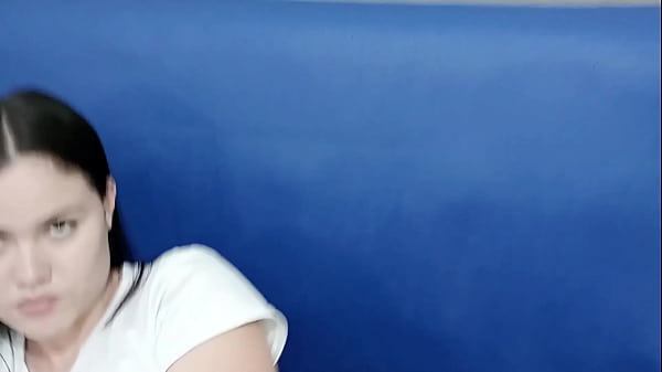 Mi pequeña hermosa hermanastra me pide una sesion de fotos para su novio y me la termino cogiendo duro hasta venirme en sus tetas.