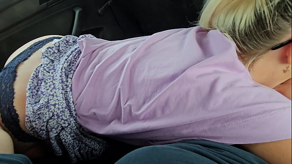 Mom friend’s gives me a bj in car