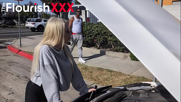 Naomi Ryder Car Broke Down but She Found Help