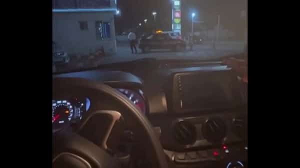 O namorado da minha enteada me fodeu no carro no posto de gasolina e eu pedia mais rola chamando ele de amorzinho