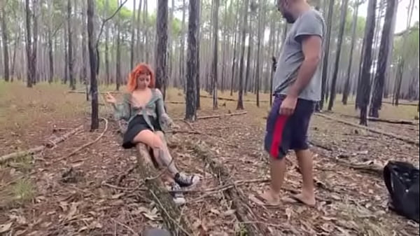 Socando no pelo a safada na floresta