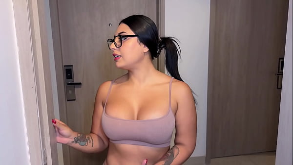 Vecina puta quería verga y viene ami apartamento con una excusa y provecho por que mi novia no esta en año nuevo