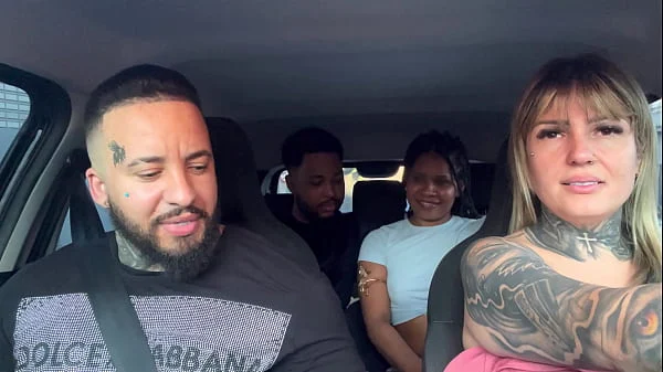 Casal de passageiros pega Uber e descobre que somos atores porno ! E falam que querem virar tbm e começam a maior putaria dentro do carro e chupando muito !