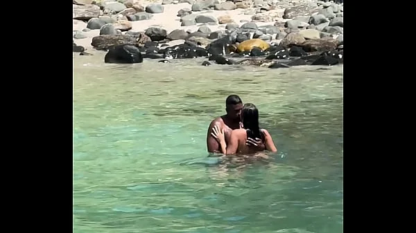 Japonesa gostosa foi pega no flagra fodendo em ilha paradisíaca em Cabo Frio