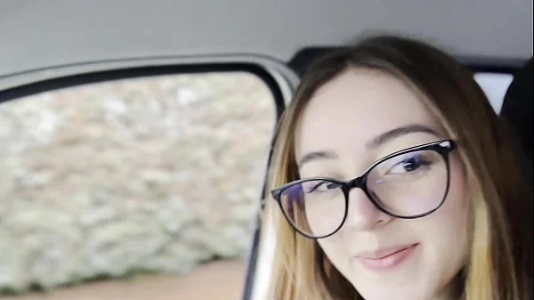 La empleada de la cafetería entra en mi auto y drena mis bolas