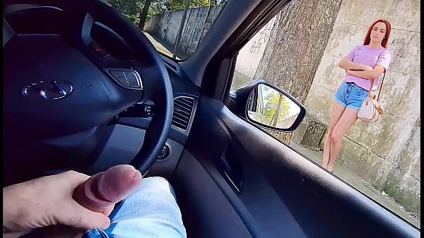 Punheta no carro em publico para gostosa no ponto de ônibus!