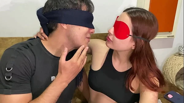 Sabroso y profundo Beso con mi Hermanastra en el sofá Cuando no hay NADIE en casa