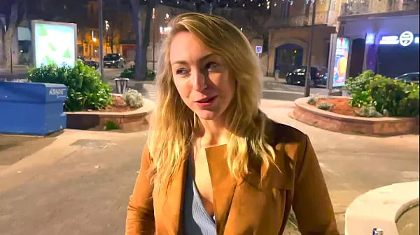 100% lesbien : Elisa, 26ans, découvre des plaisirs insoupçonnés !