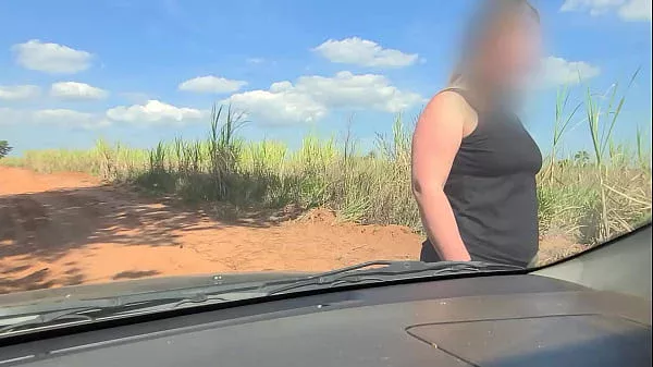 Dei carona para uma gostosa na estrada e ela gozou no meu carro!