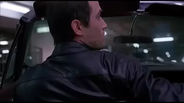 Yolanda Julien follada en un coche