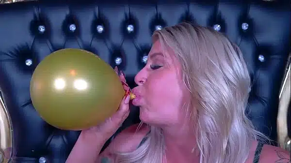 Lolly Learns She LOVES Balloon Popping! 4K