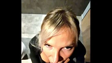 Risky fuck in the restaurant bathroom!