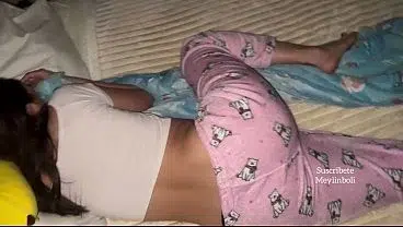 PORNO CASERO PIJAMADA COMO MI HERMANASTRA CULONA DE 18 AÑOS ES UNA EXPERTA CON LAS MAMADAS ESCUCHA COMO GRITA DAME MAS MI AMOR CASI LA EMBARAZO