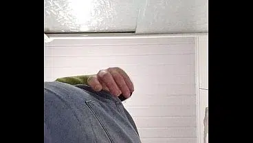 Tirando a calça metendo os dedos